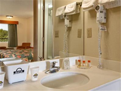 Days Inn By Wyndham Jacksonville South Memorial Hospital Room photo
